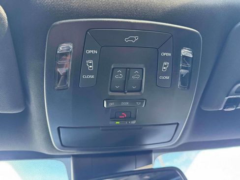 Used 2025 Toyota Sienna XLE Woodland Edition image 31