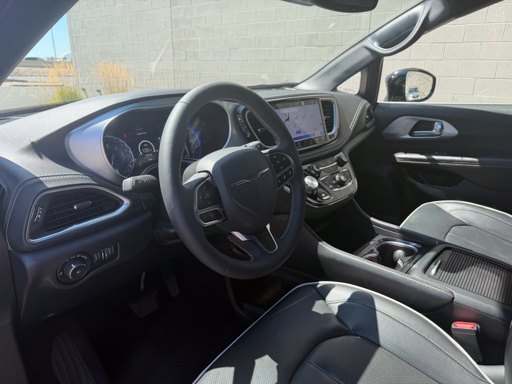 Used 2026 Chrysler Pacifica Limited FWD image 22