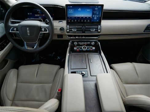 Used 2023 Lincoln Navigator Reserve image 13