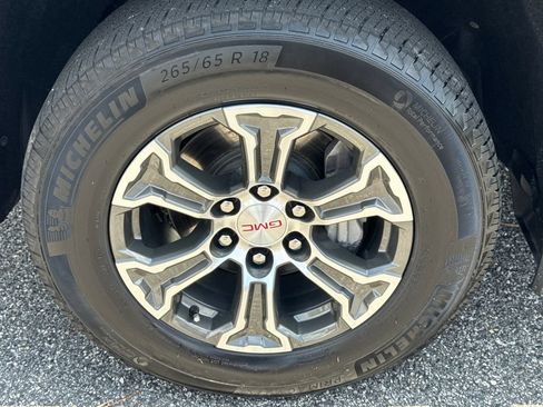 Used 2025 GMC Sierra 1500 SLT AWD/4WD image 13