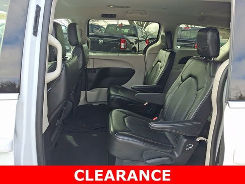 Used 2024 Chrysler Pacifica Touring-L FWD image 11