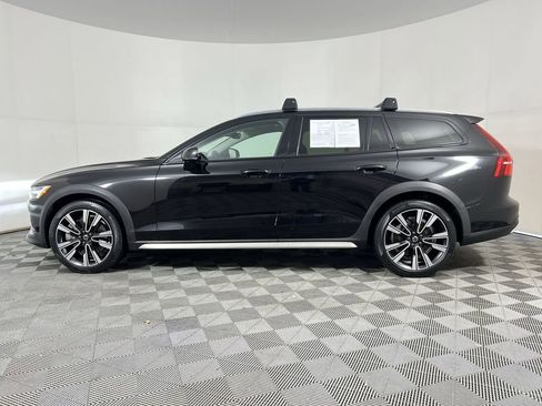 Used 2021 Volvo V60 T5 Cross Country image 7
