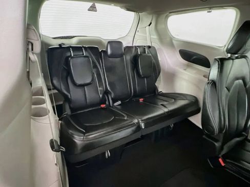Used 2024 Chrysler Pacifica Touring-L FWD image 27