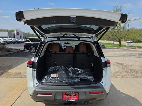 New 2026 Nissan Pathfinder Platinum AWD/4WD image 8