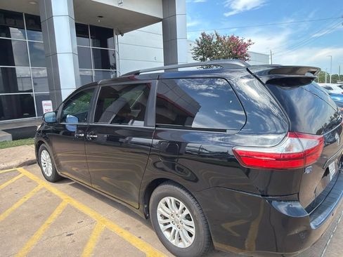Used 2017 Toyota Sienna XLE w/ XLE Navigation Package FWD image 2