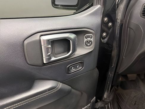 Used 2018 Jeep Wrangler Unlimited Sahara w/ Dual Top Group AWD/4WD image 14