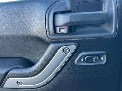 Used 2013 Jeep Wrangler Unlimited Sahara w/ Connectivity Group image 7