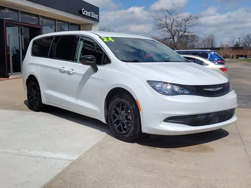 Used 2024 Chrysler Voyager LX image 3