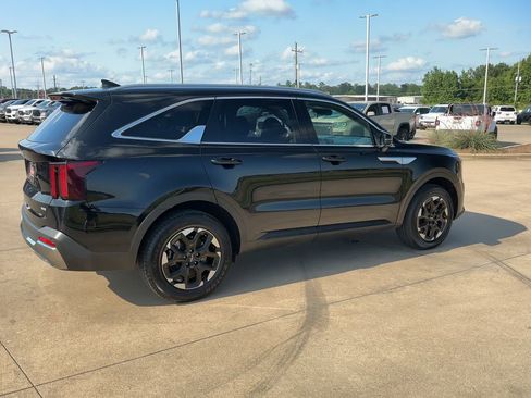 Used 2024 Kia Sorento S image 8