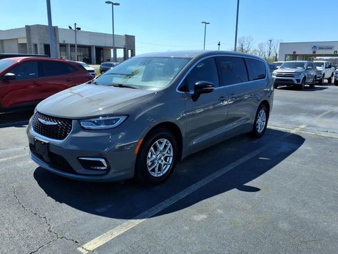 Used 2025 Chrysler Pacifica Select image 3