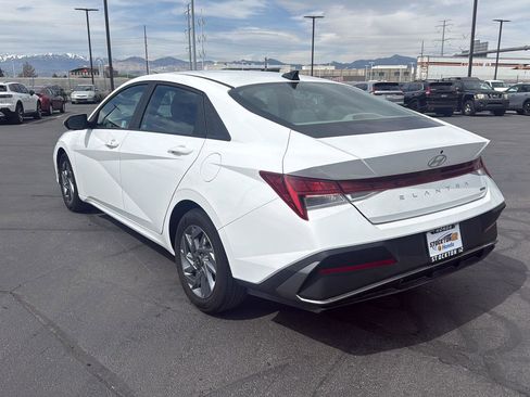 Used 2025 Hyundai Elantra Blue image 9