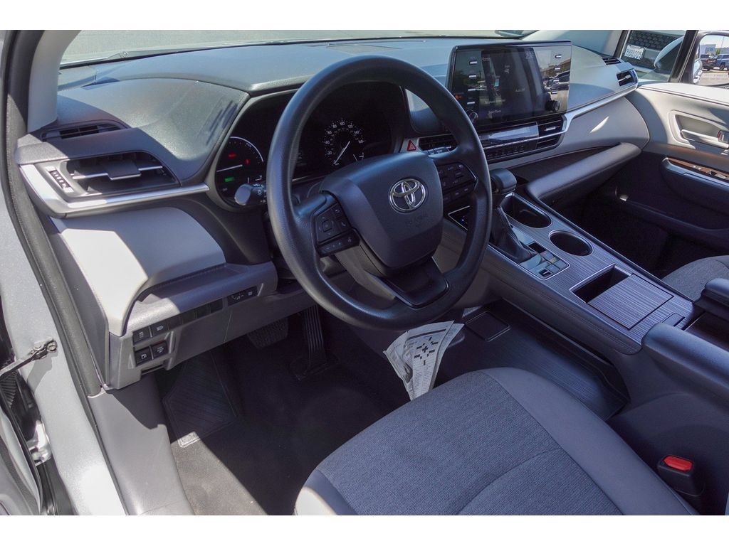 Certified 2023 Toyota Sienna LE FWD image 10