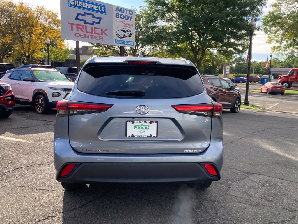 Used 2020 Toyota Highlander XLE AWD/4WD image 35