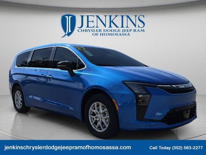 New 2027 Chrysler Pacifica Select w/ Family Tech Group