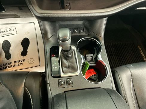 Used 2019 Toyota Highlander SE image 17