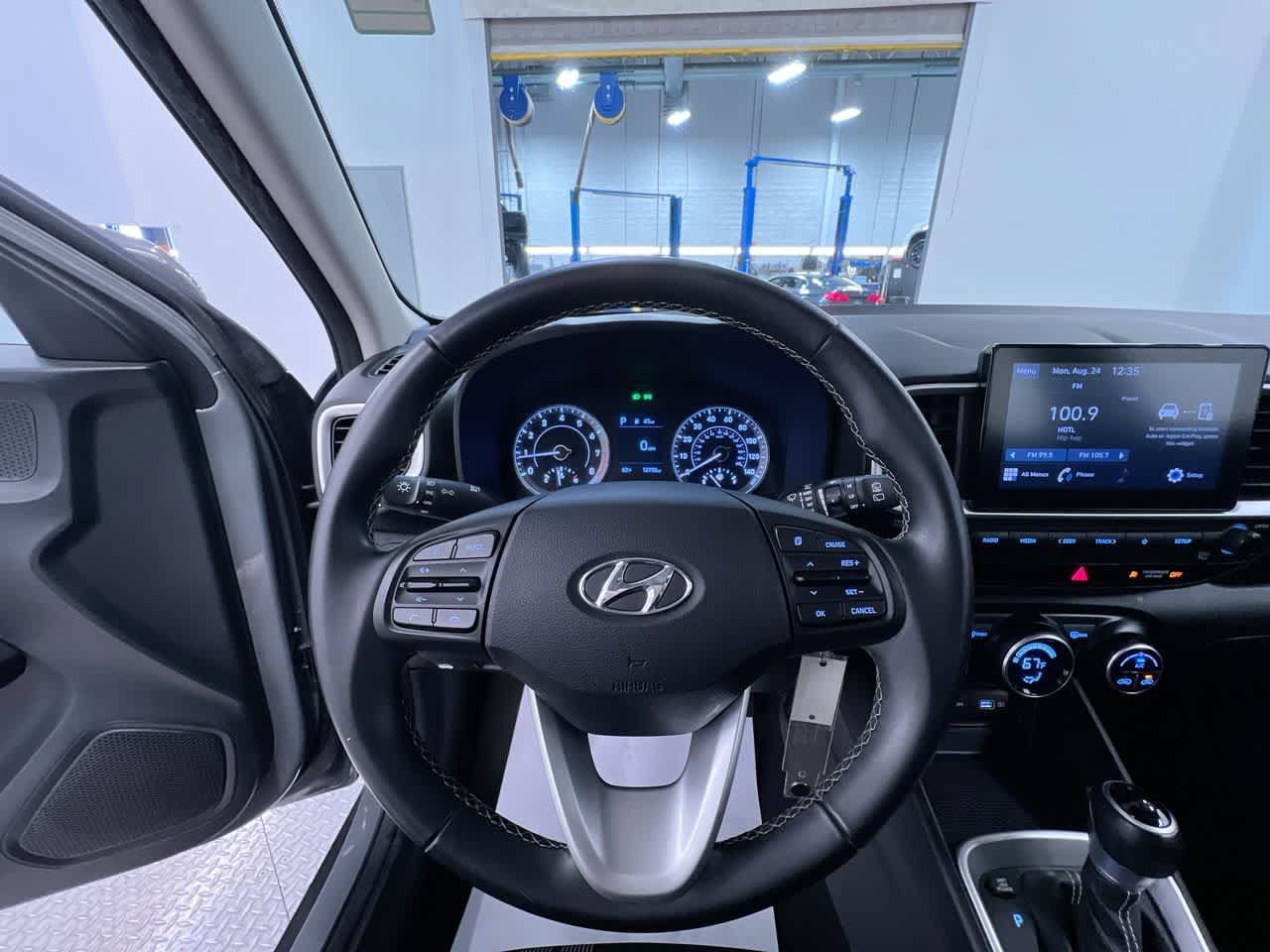 Used 2022 Hyundai Venue SEL FWD image 15