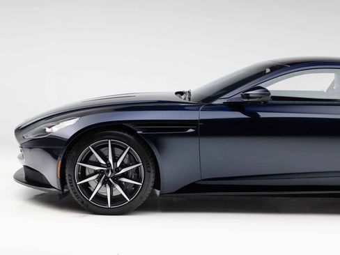 Used 2018 Aston Martin DB11 V12 RWD image 2
