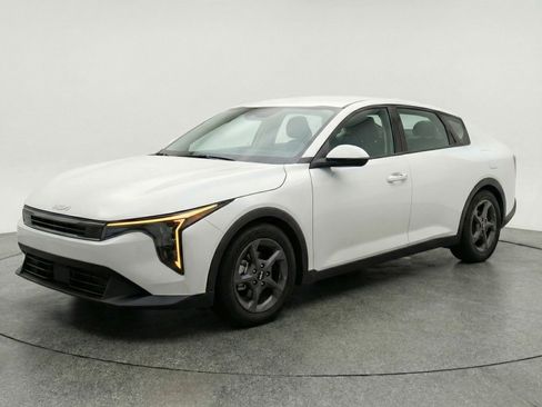 Used 2025 Kia K4 LXS image 3