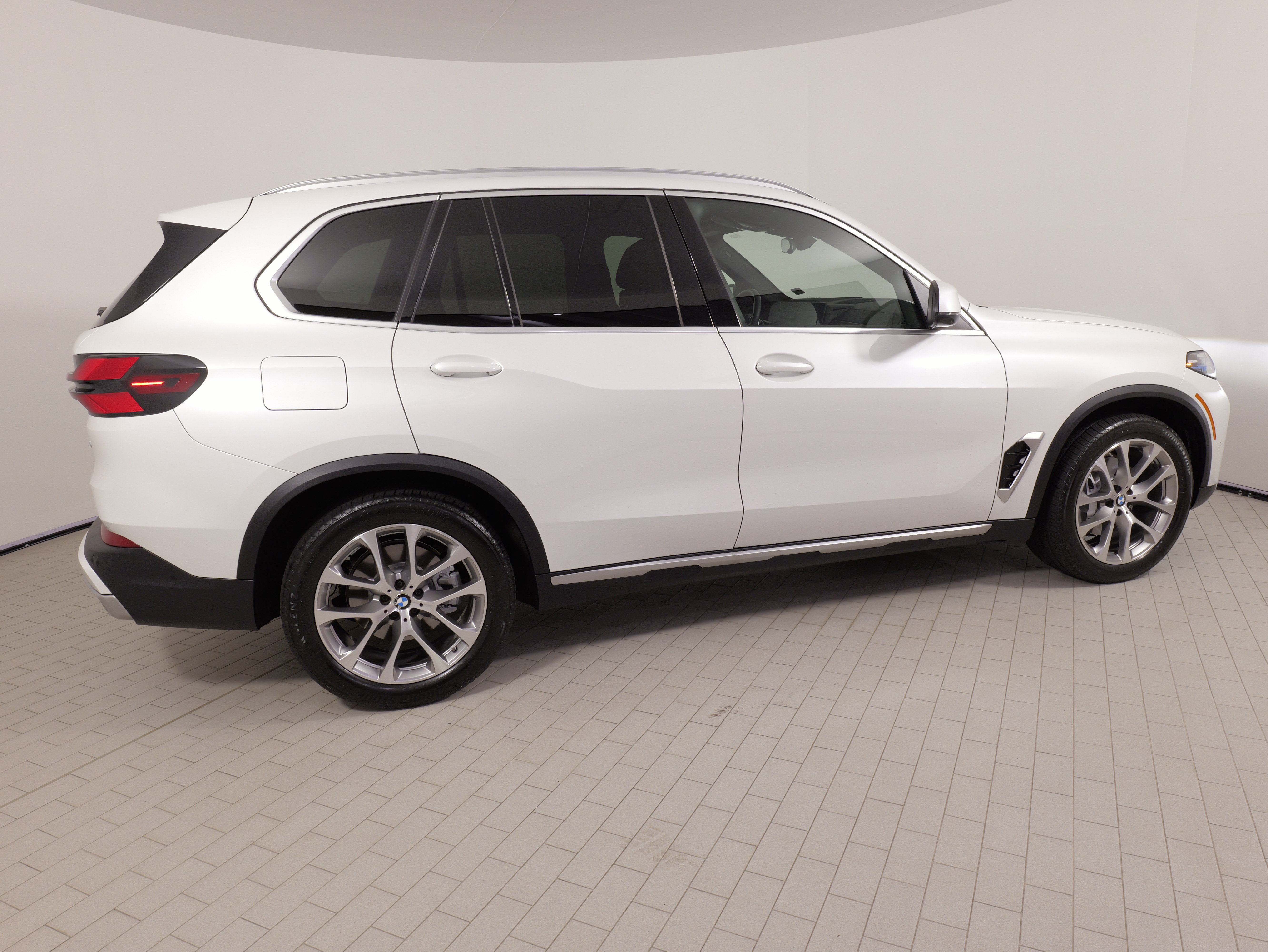Used 2025 BMW X5 xDrive40i w/ Parking Assistance Package AWD/4WD image 10