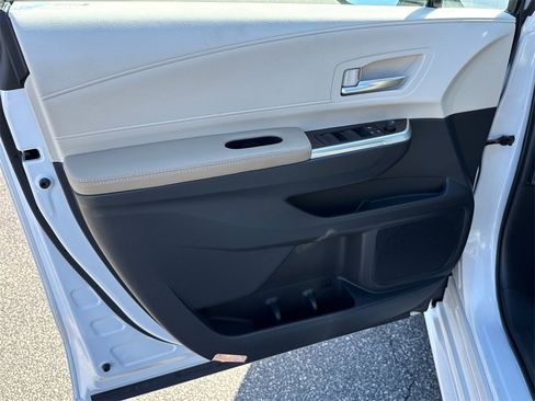 Used 2023 Toyota Sienna XLE image 10
