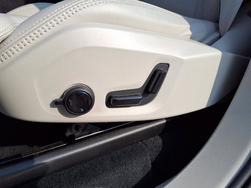 Used 2025 Volvo XC90 T8 Ultra w/ Protection Package Premier image 17