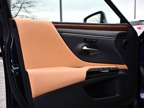 Certified 2025 Lexus ES 300h w/ Premium Package image 11