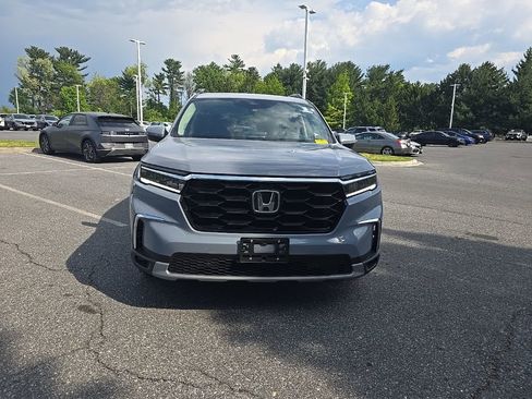 Used 2025 Honda Pilot Touring image 3