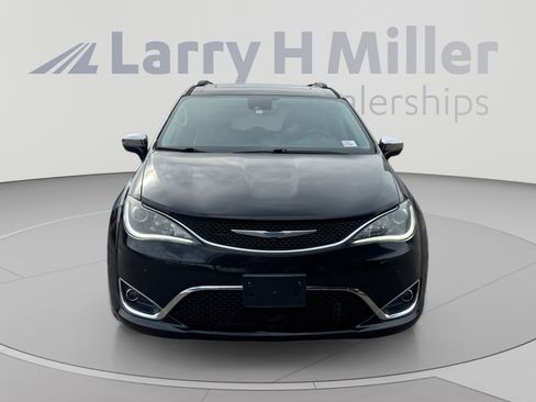 Used 2020 Chrysler Pacifica Limited w/ Tire & Wheel Group FWD image 8