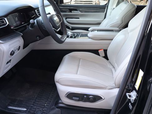 Used 2022 Jeep Wagoneer Series III AWD/4WD image 16