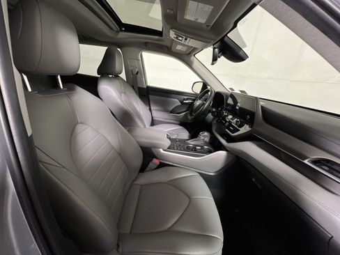 Used 2023 Toyota Highlander XLE FWD image 27