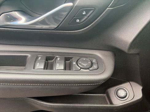 Used 2023 GMC Terrain SLT image 13