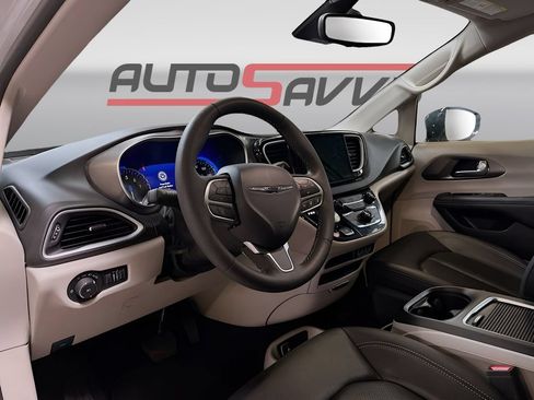 Used 2024 Chrysler Pacifica Touring-L FWD image 9