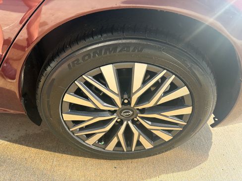Used 2025 Nissan Altima 2.5 SV FWD image 12