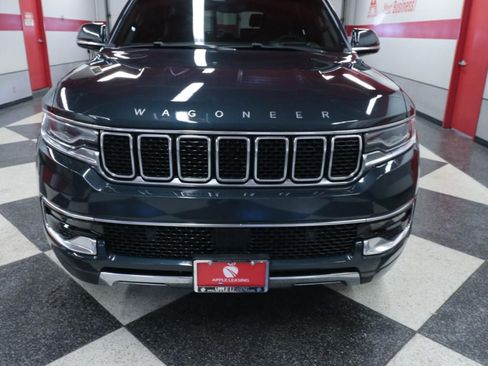 Used 2022 Jeep Wagoneer Series III w/ Premium Group I AWD/4WD image 4