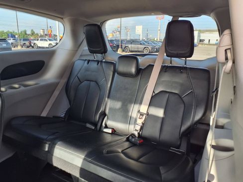 Used 2024 Chrysler Pacifica Touring-L FWD image 23