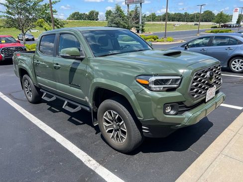 Used 2022 Toyota Tacoma TRD Sport w/ TRD Premium Sport Package AWD/4WD image 2