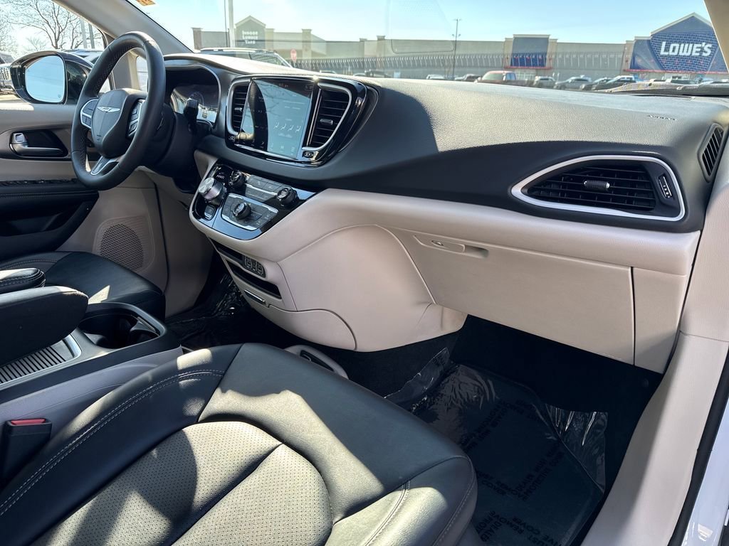 Used 2024 Chrysler Pacifica Touring-L FWD image 34