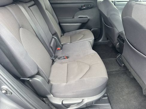 Used 2024 Toyota Highlander LE FWD image 15