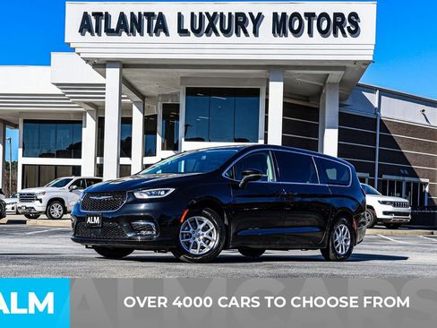 Used 2023 Chrysler Pacifica Touring-L image 2