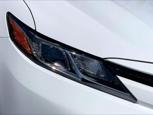 Used 2020 Toyota Camry LE FWD image 27