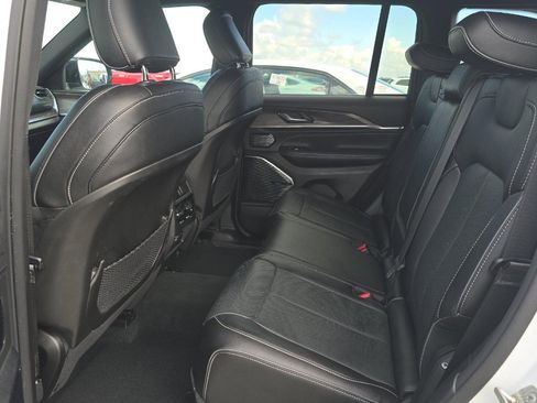 Used 2023 Jeep Grand Cherokee Overland AWD/4WD image 10