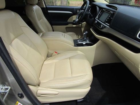 Used 2015 Toyota Highlander XLE image 24