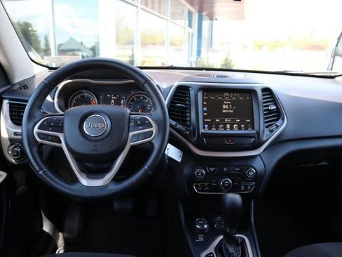 Used 2017 Jeep Cherokee Latitude w/ Cold Weather Group AWD/4WD image 11