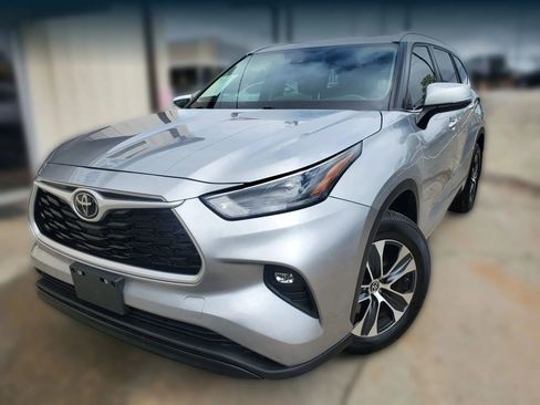 Used 2022 Toyota Highlander XLE FWD image 6