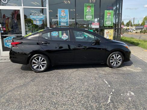 Used 2023 Nissan Versa SV image 4