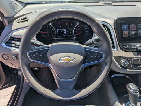 Used 2017 Chevrolet Malibu LT FWD image 18