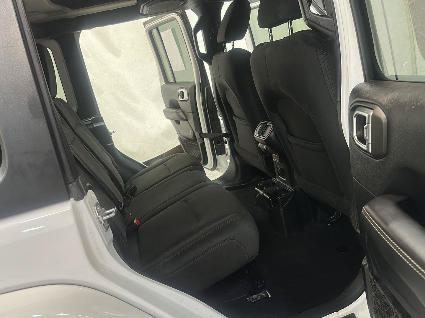 Used 2018 Jeep Wrangler Unlimited Sahara w/ Cold Weather Group AWD/4WD image 30
