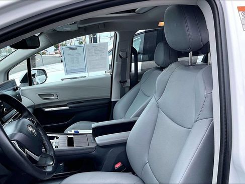 Used 2023 Toyota Sienna XLE FWD image 14