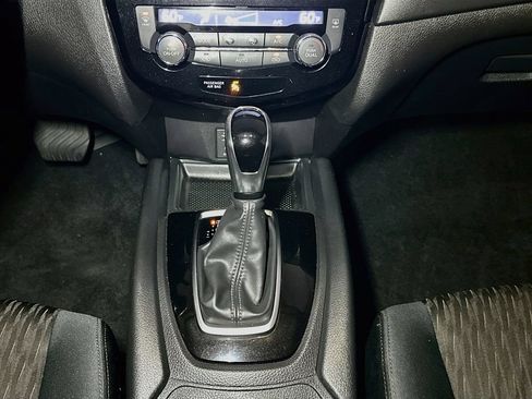 Used 2017 Nissan Rogue SV AWD/4WD image 14