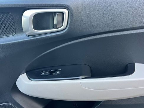 Used 2025 Hyundai Venue SEL image 22